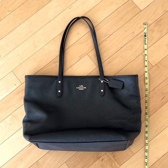 Coach Handbags - Coach leather tote
